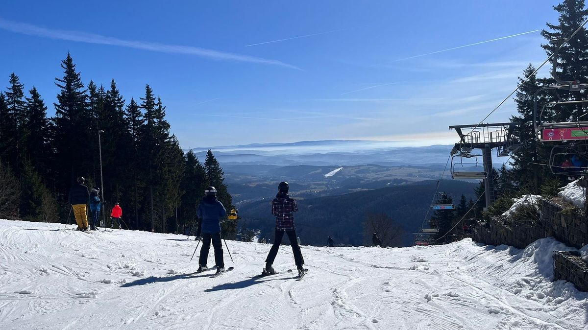Hory už vyhlížejí letní turisty, přesto se ještě na několika místech lyžuje